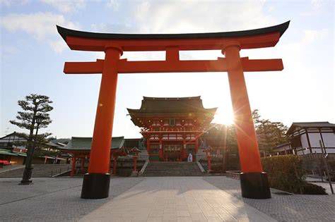Típica puerta Torii de un santuario sintoísta japonés