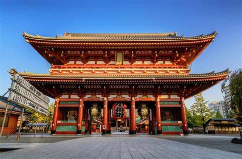 Entrada monumental Sanmon de un templo budista japonés