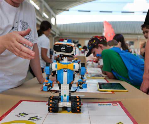 niños en taller de robótica y Minecraft educativo