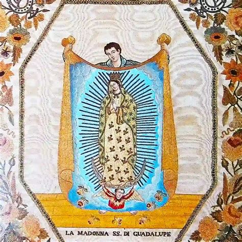 Imagen de la tilma de Nuestra Señora de Guadalupe colgada sobre el altar mayor