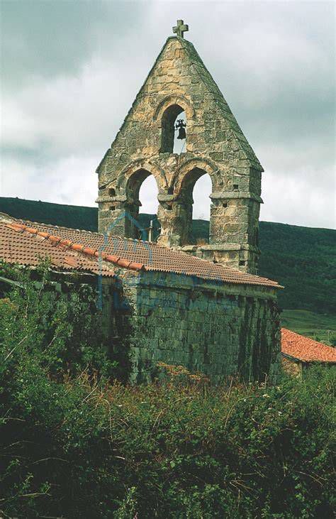 Fotografía de la fachada y espadaña de la Capilla de Santa Bárbara en Riotinto