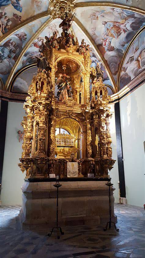 Arqueta de San Íñigo y capilla mayor del Monasterio de Oña