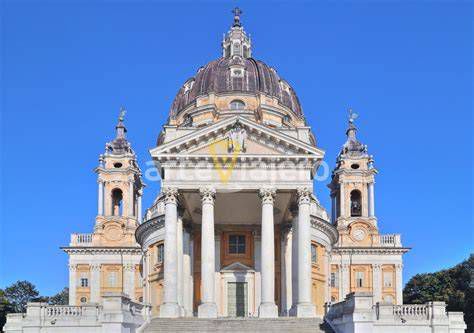 Campanarios de la Basílica de Superga, detalle de campanas y reloj en la fachada