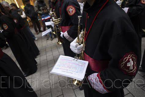 Agrupación Musical Santísimo Cristo del Calvario en procesión bajo la lluvia