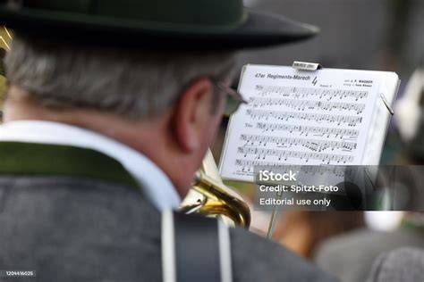 Partitura y manos de músico ensayando una marcha procesional