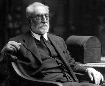 Unamuno escribiendo en su mesa, representando su agonía creadora